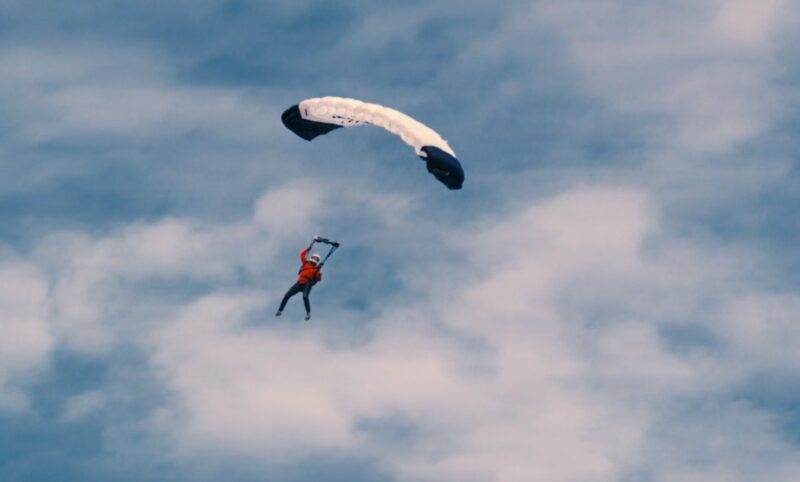 helicopter pilots use parachutes